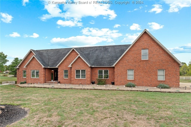 view of front facade with a front lawn