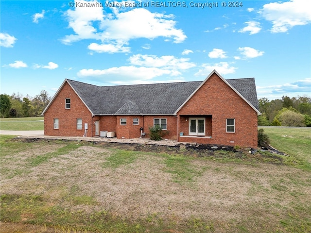 view of front of property featuring a front lawn