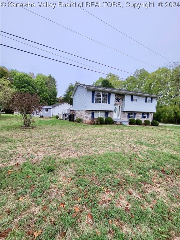 view of front of property featuring a front lawn