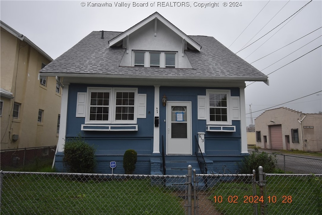 bungalow-style house featuring a front lawn