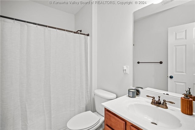 full bath with toilet, visible vents, vanity, and a shower with shower curtain