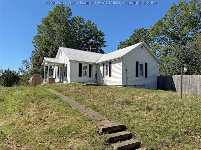 view of front facade featuring a front yard