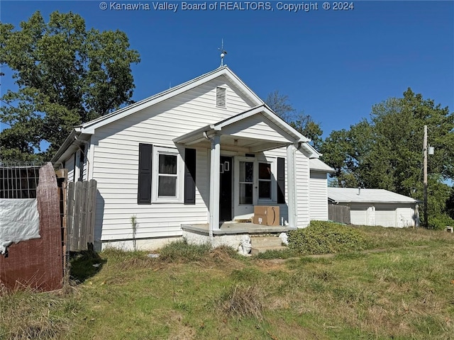 view of front of house featuring a front lawn