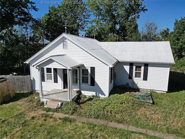 view of front of property featuring a front yard