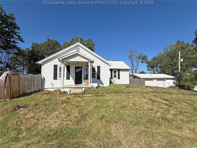 view of front facade with a front lawn