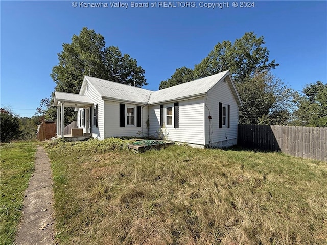 view of front facade featuring a front yard