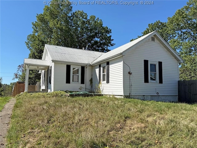 view of front of property featuring a front yard