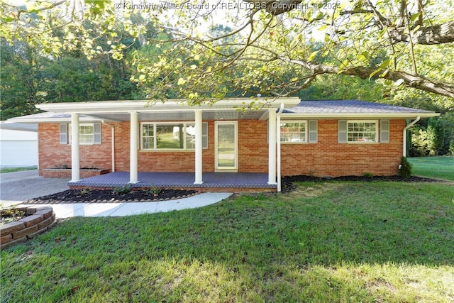 view of front of home with a front lawn