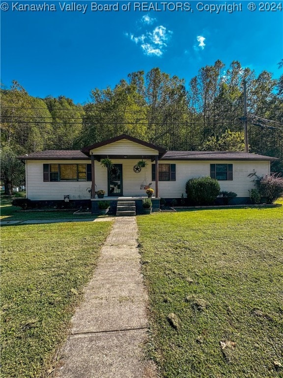 ranch-style home featuring a front lawn