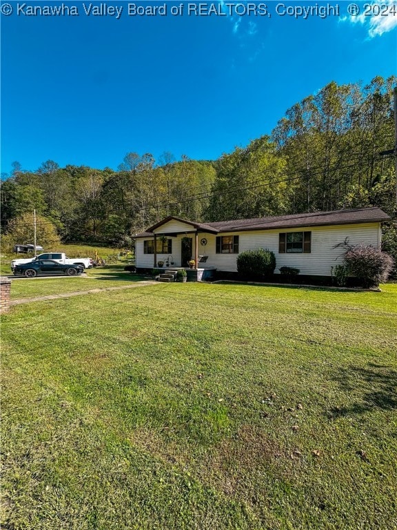 ranch-style house featuring a front yard