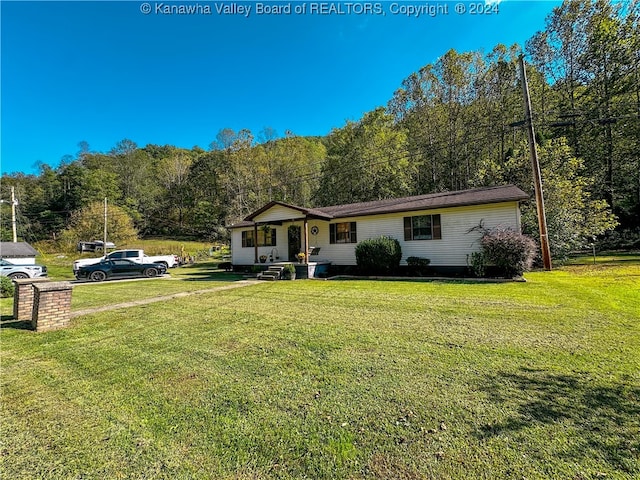 ranch-style house featuring a front lawn