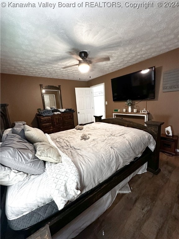 bedroom featuring hardwood / wood-style floors, a textured ceiling, and ceiling fan