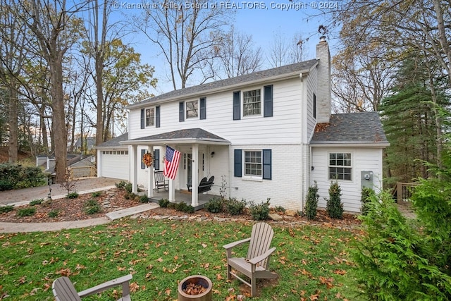 view of front of house with covered porch and a front lawn