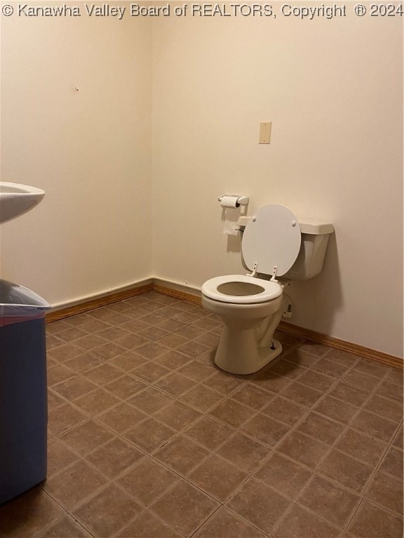 bathroom featuring toilet