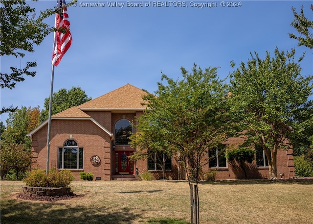 view of front of house with a front lawn