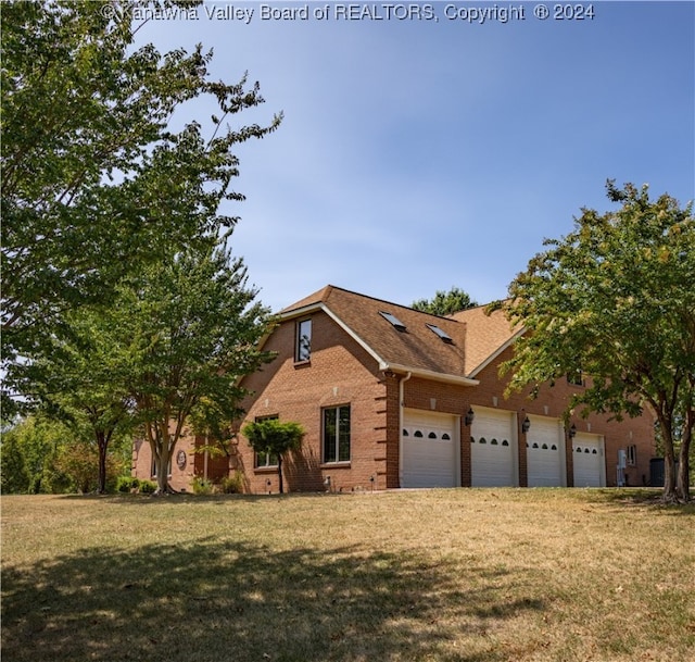 view of side of property featuring a lawn