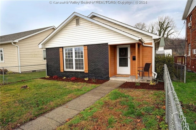 view of front facade featuring a front yard