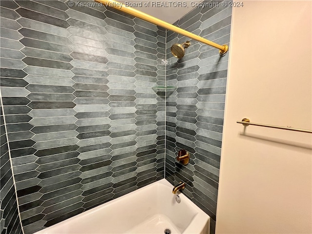 bathroom featuring tiled shower / bath combo