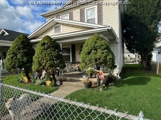 view of front of home featuring a front yard