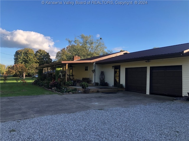 ranch-style house featuring a front lawn and a garage