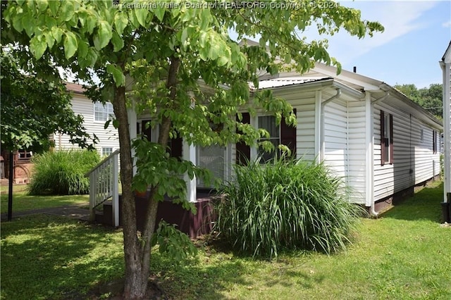 view of side of property featuring a yard