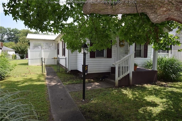 view of front of property with a front lawn