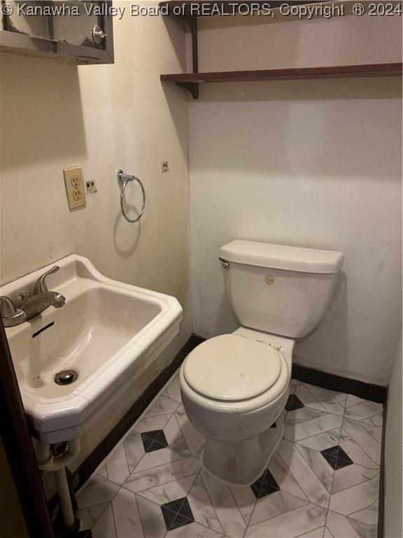 bathroom featuring toilet