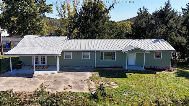 view of front of house featuring a patio area and a front yard