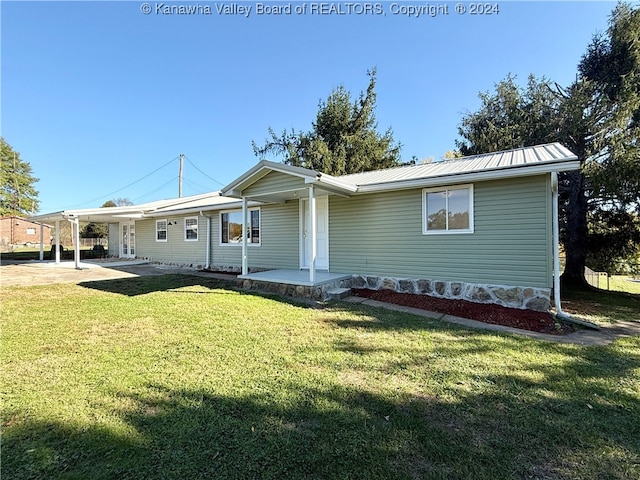 view of front of house with a front lawn