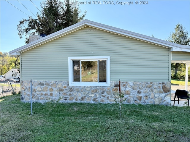 view of side of property featuring a yard