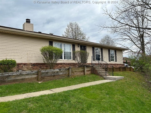 single story home featuring a front lawn