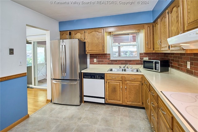 kitchen with tasteful backsplash, appliances with stainless steel finishes, sink, and plenty of natural light