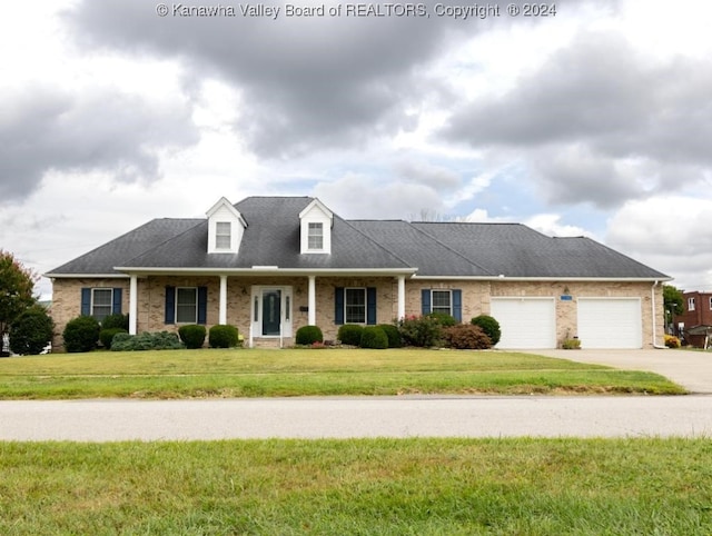 view of front of property featuring a front yard and a garage