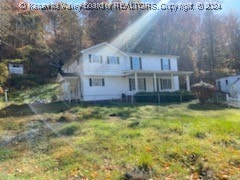 view of front facade featuring a front yard