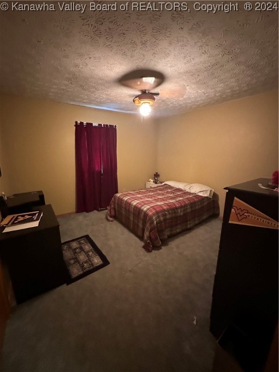 bedroom with ceiling fan, a textured ceiling, and carpet floors