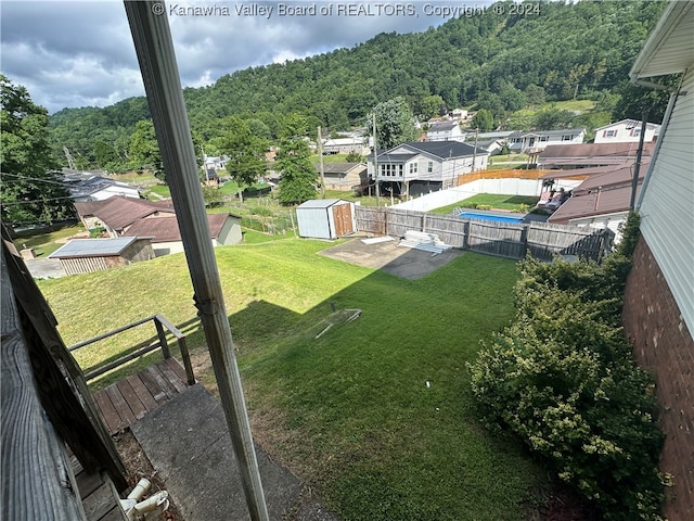 view of yard with a storage shed