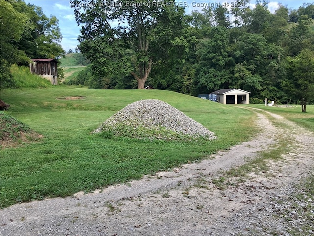 view of yard featuring an outbuilding