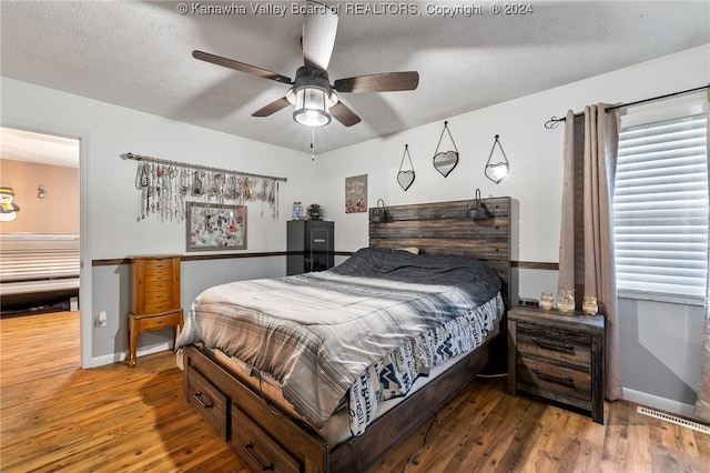 bedroom featuring a textured ceiling, hardwood / wood-style flooring, and ceiling fan