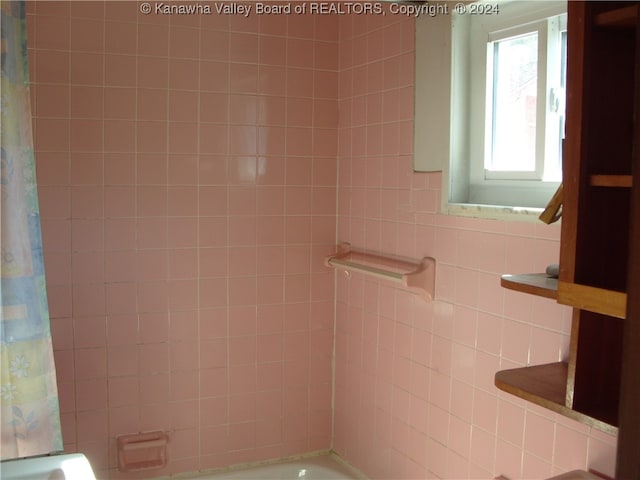 bathroom with shower / bath combo