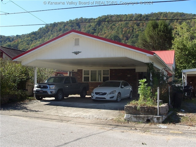 view of front facade featuring a carport