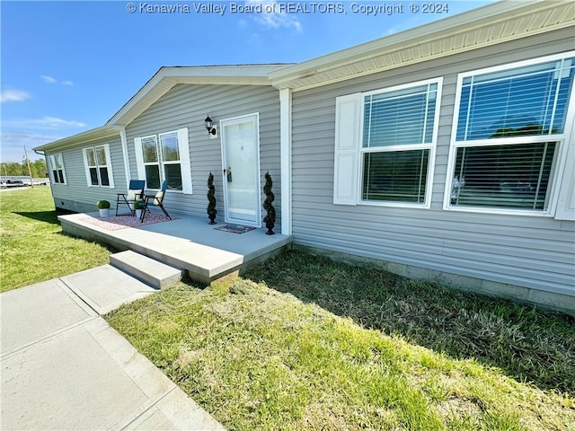 view of front of home with a front lawn