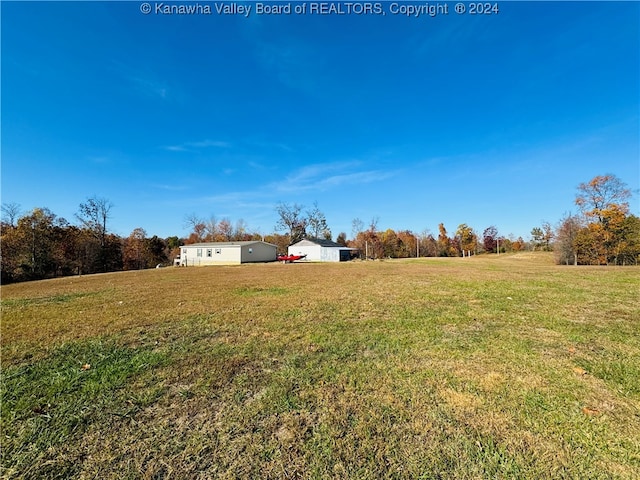 view of yard featuring a rural view