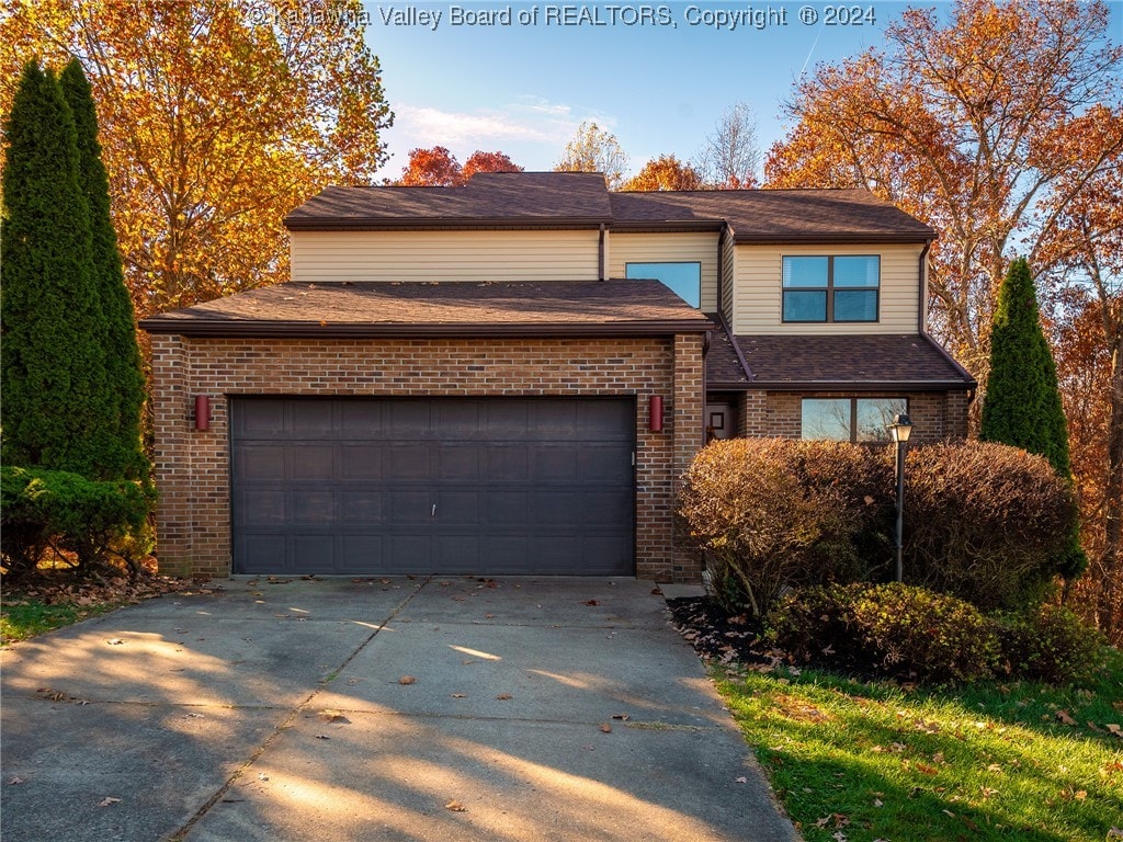 view of front facade featuring a garage