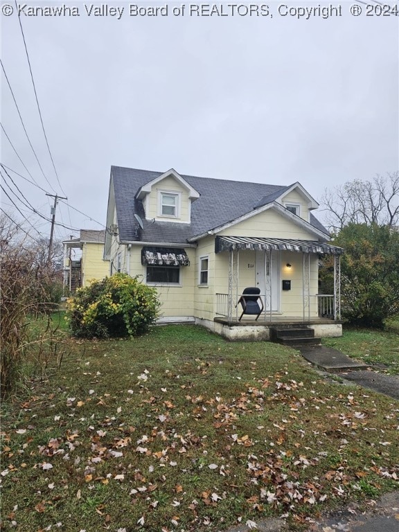 view of front of property with a front lawn