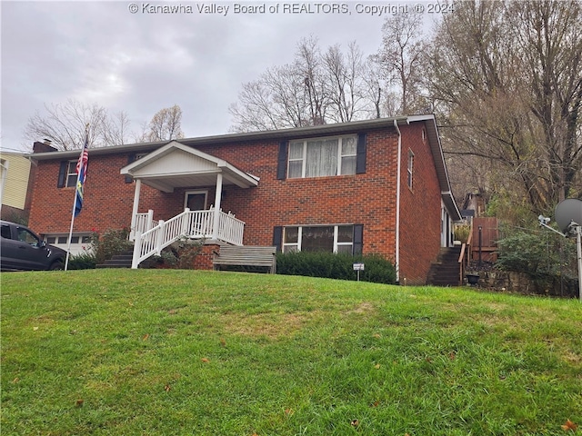 view of front facade with a front yard