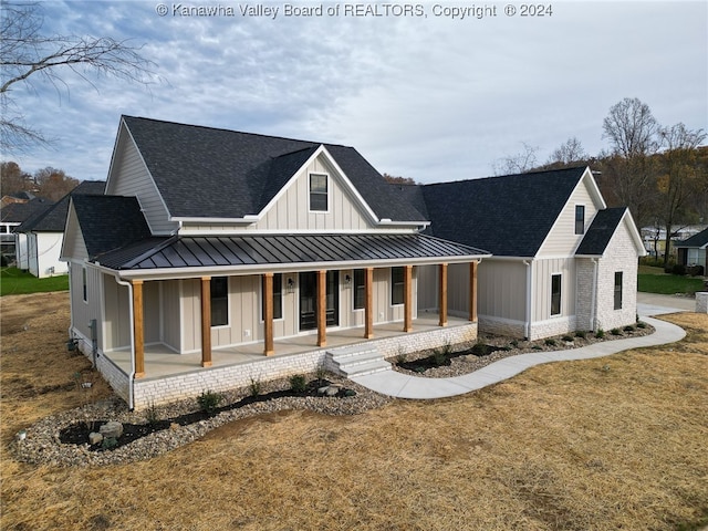 view of front of property featuring a porch and a front yard