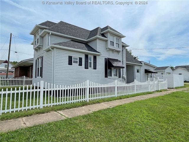 view of front facade featuring a front lawn