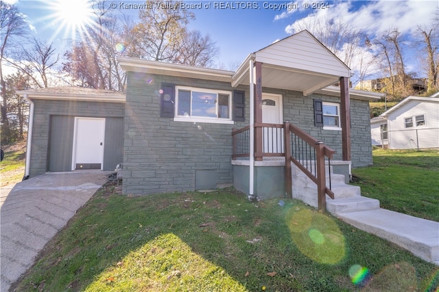 view of front of house with a front lawn