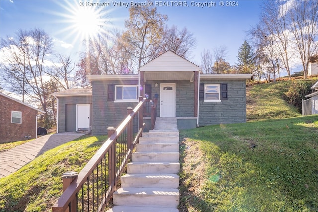 view of front of home featuring a front lawn