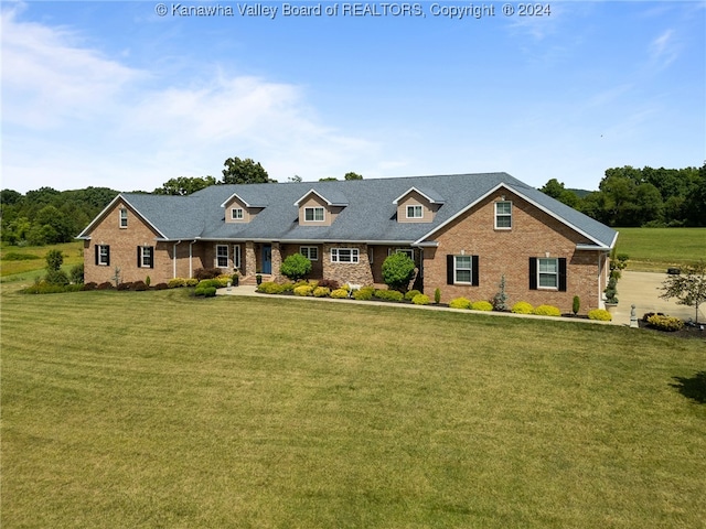 view of front of property with a front yard